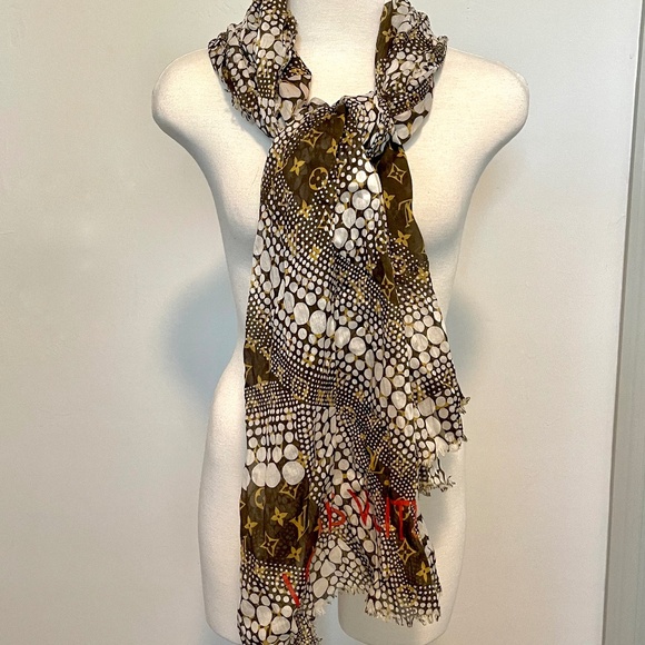 Louis Vuitton Yoyoi Kusama Scarf - Picture 5 of 8
